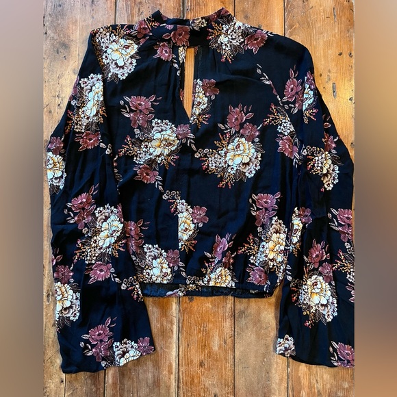 Chloe and Katie, Key Hole Neck, Bell Sleeve, Black, Elastic Waist Blouse Size L - Picture 4 of 6